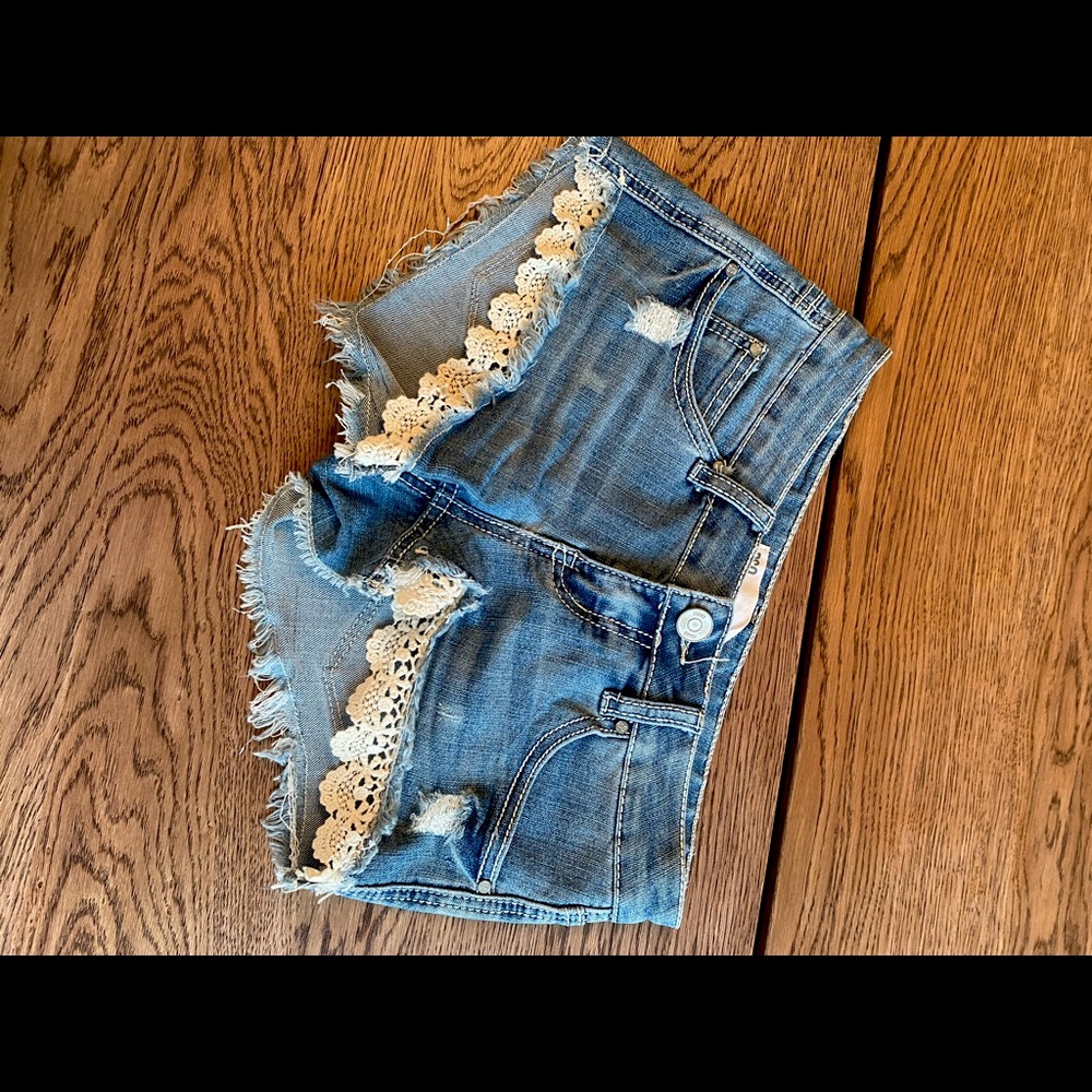 Short shorts with lace details